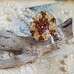 Bague Etoil&eacute;e mont&eacute;e avec des perles cristal de Swarovski, rocailles et facettes verre de boh&egrave;me